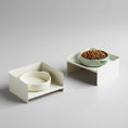 Charger l'image dans la visionneuse de la galerie, Gamelle design chien Oscar et Plume en céramique avec support moderne et minimaliste beige et vert