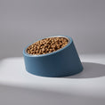 Charger l'image dans la visionneuse de la galerie, Gamelle ergonomique chien bleue avec bol inox amovible design incliné pour un meilleur confort