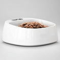 Charger l'image dans la visionneuse de la galerie, Gamelle intelligente pour chat chien blanche avec affichage numérique et croquettes à l'intérieur