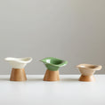 Cargar la imagen en la vista de la galería, Trois gamelles surélevées pour chat avec supports en bois et coques colorées, pratiques et élégantes.