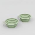 Charger l'image dans la visionneuse de la galerie, Gamelle voyage chat chien pliante en silicone vert clair avec mousqueton Oscar et Plume