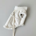 Carica l'immagine nel visualizzatore della galleria, Gilet chien chaud en tissu doux blanc avec doublure en fausse fourrure et attache pour laisse