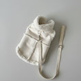 Carica l'immagine nel visualizzatore della galleria, Gilet chien chaud en peluche blanche avec col montant et attache sécurisée pour le confort des animaux