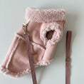 Carica l'immagine nel visualizzatore della galleria, Gilet chien chaud en rose avec doublure en fausse fourrure et attache pour laisse