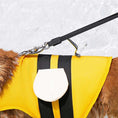 Charger l'image dans la visionneuse de la galerie, Gilet de sauvetage chien jaune avec attaches noires et poignée pour meilleure sécurité