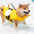 Charger l'image dans la visionneuse de la galerie, Chien dans l'eau portant un gilet de sauvetage chien jaune avec poignée et design confort Oscar et Plume