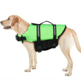 Charger l'image dans la visionneuse de la galerie, Chien Labrador portant un gilet de sauvetage chien vert fluo avec poignées et sangles réglables