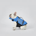Carica l'immagine nel visualizzatore della galleria, Gilet de sauvetage pour chien bleu avec des bandes réfléchissantes pour la sécurité en milieu aquatique