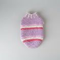 Charger l'image dans la visionneuse de la galerie, Gilet en laine pour chat rose et violet avec rayures stylées pour garder votre animal au chaud
