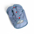 Charger l'image dans la visionneuse de la galerie, Gilet polaire pour chien bleu avec boutons rouges et design doux pour le confort des animaux