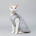 Load image into Gallery viewer, Gilet pour chat Oscar et Plume en tissu doux avec doublure grise et boutons pression