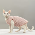 Load image into Gallery viewer, Gilet pour chat en tissu matelassé rose avec boutons, idéal pour le confort de votre animal