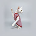 Load image into Gallery viewer, Gilet pour chat Oscar et Plume à rayures rouges et blanches pour un style élégant
