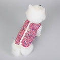 Carica l'immagine nel visualizzatore della galleria, Gilet pour chien imprimé floral en rose avec un design coloré et une finition douce