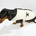 Charger l'image dans la visionneuse de la galerie, Chien petit portant un gilet pour petit chien blanc avec bordures noires de Oscar et Plume