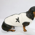 Charger l'image dans la visionneuse de la galerie, Gilet pour petit chien blanc avec bordure noire et décoration en forme de nœud noir porté par un chien