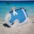 Charger l'image dans la visionneuse de la galerie, Gilet rafraîchissant pour chien bleu et blanc de la marque Oscar et Plume posé sur la plage
