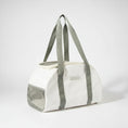 Load image into Gallery viewer, grand sac pour chien et chat blanc avec anses grises et panneau en filet pour aération