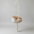Carica l'immagine nel visualizzatore della galleria, Chat dormant dans un hamac pour chat design suspendu en macramé beige dans un intérieur cosy