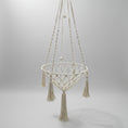 Carica l'immagine nel visualizzatore della galleria, Hamac pour chat design suspendu en macramé avec franges de couleur beige par Oscar et Plume