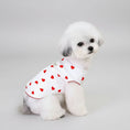 Carica l'immagine nel visualizzatore della galleria, Chien blanc portant un t-shirt élégant pour chien blanc avec des petits coeurs rouges Oscar et Plume