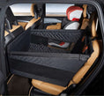 Charger l'image dans la visionneuse de la galerie, Housse sécurisée auto pour chien noire installée sur siège arrière voiture Oscar et Plume