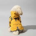 Charger l'image dans la visionneuse de la galerie, Imperméable pour chien avec capuche en jaune, idéal pour les journées pluvieuses et les promenades en extérieur