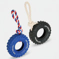 Cargar la imagen en la vista de la galería, Deux jouets à lancer pour chien en forme de pneu avec corde, couleur bleue et noire