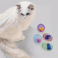 Cargar la imagen en la vista de la galería, Chat blanc jouant avec différents jouet balle pour chat colorés en spirale avec petites souris à l'intérieur