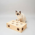 Charger l'image dans la visionneuse de la galerie, Chat jouant avec un jouet en bois pour chat Oscar et Plume avec trous et souris mobiles
