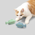 Load image into Gallery viewer, Chat blanc et roux jouant avec un jouet interactif pour chat en forme de poisson Oscar et Plume