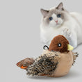 Charger l'image dans la visionneuse de la galerie, Jouet oiseau interactif pour chat en peluche avec des détails réalistes pour le divertissement des félins.