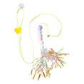 Charger l'image dans la visionneuse de la galerie, Jouet pour chat Oscar et Plume avec tête chenille colorée et rubans brillants accroché à une ficelle jaune