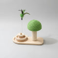 Cargar la imagen en la vista de la galería, Jouet pour chat en bois et sisal avec plume et grattoir en forme de champignon vert