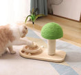 Cargar la imagen en la vista de la galería, Chat jouant avec un jouet pour chat en bois et sisal en forme de champignon vert avec plume