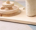 Cargar la imagen en la vista de la galería, Jouet pour chat en bois et sisal naturel avec plateforme de jeu et griffoir intégré