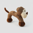 Load image into Gallery viewer, Jouet pour chien en forme de singe en tissu résistant avec détails marron et beige Oscar et Plume