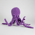Carica l'immagine nel visualizzatore della galleria, Jouet sonore pour chien en forme de pieuvre violette avec tentacules texturés