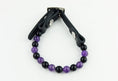 Carica l'immagine nel visualizzatore della galleria, Collier anti-stress pour chat avec perles violet et noir et fermeture en cuir noir Oscar et Plume