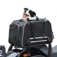 Load image into Gallery viewer, Sac de transport chien moto noir avec chien heureux installé sur une moto Oscar et Plume