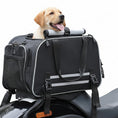Load image into Gallery viewer, Sac de transport chien moto noir avec chien heureux installé sur une moto Oscar et Plume