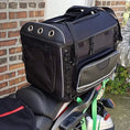 Load image into Gallery viewer, Sac moto pour chien noir avec ventilation et poches latérales installé sur une moto