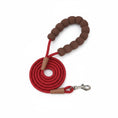 Load image into Gallery viewer, Laisse pour chien Oscar et Plume corde rouge poignée rembourrée perles marron et mousqueton métal