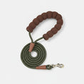 Load image into Gallery viewer, Laisse pour chien Oscar et Plume corde verte avec poignée mousse marron confortable et mousqueton métal