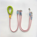 Charger l'image dans la visionneuse de la galerie, Laisse double pour chien avec poignées en silicone vertes et cordes roses pour une promenade confortable