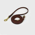 Load image into Gallery viewer, Laisse en cuir souple pour chien marron avec mousqueton en laiton et design élégant