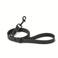 Load image into Gallery viewer, Laisse imperméable pour chien en noir avec mousqueton robuste de la marque Oscar et Plume