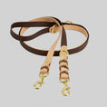 Load image into Gallery viewer, Laisse mains libres pour chien Oscar et Plume en cuir bicolore avec attaches métalliques dorées