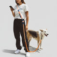 Charger l'image dans la visionneuse de la galerie, Femme utilisant une laisse mains libres pour chien avec un design coloré, promène son chien en toute liberté