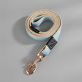 Load image into Gallery viewer, Laisse pour chien tissu beige et bleu avec attache en métal doré par Oscar et Plume